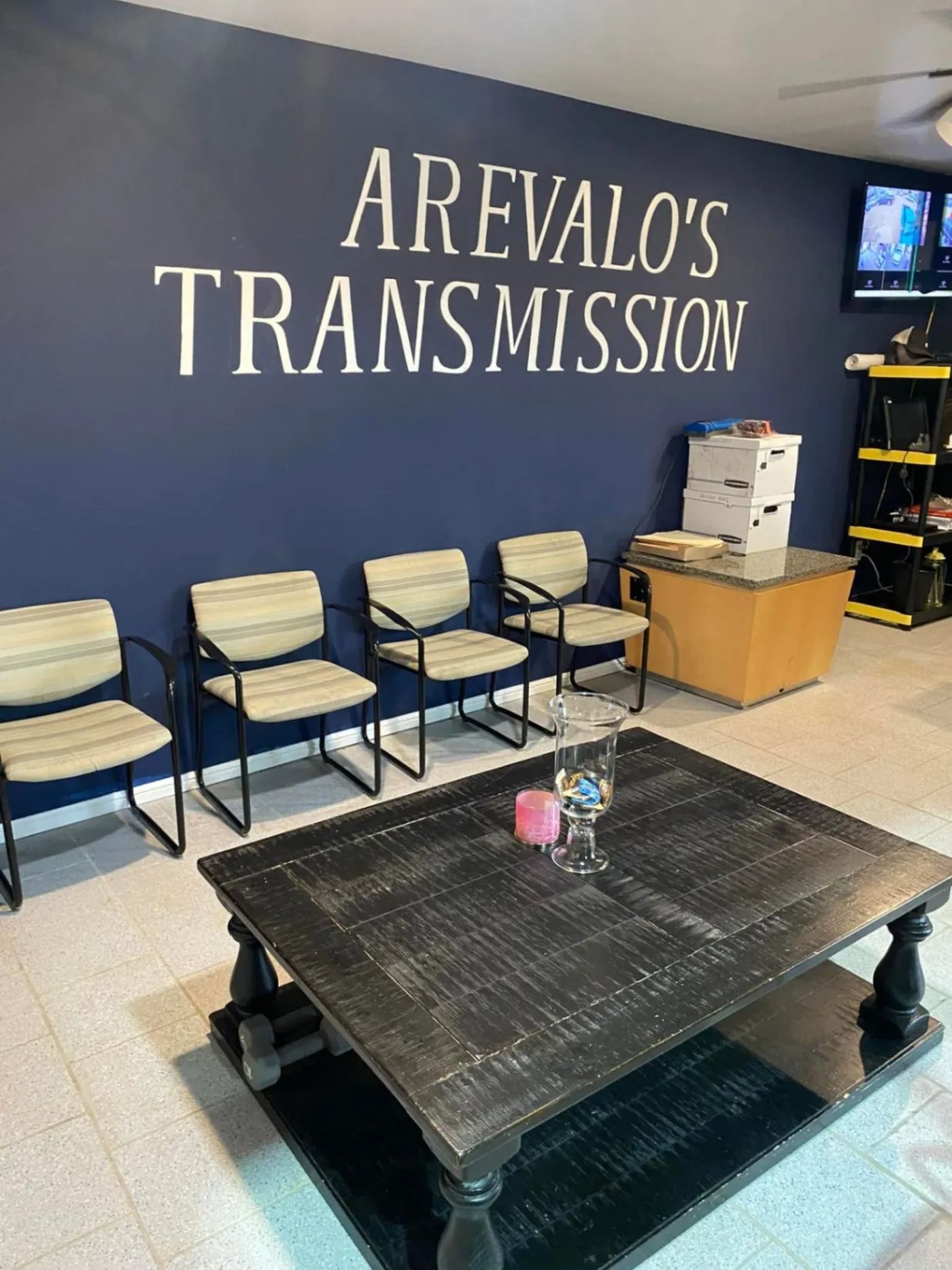 The customer waiting area at 505 E Irving Blvd